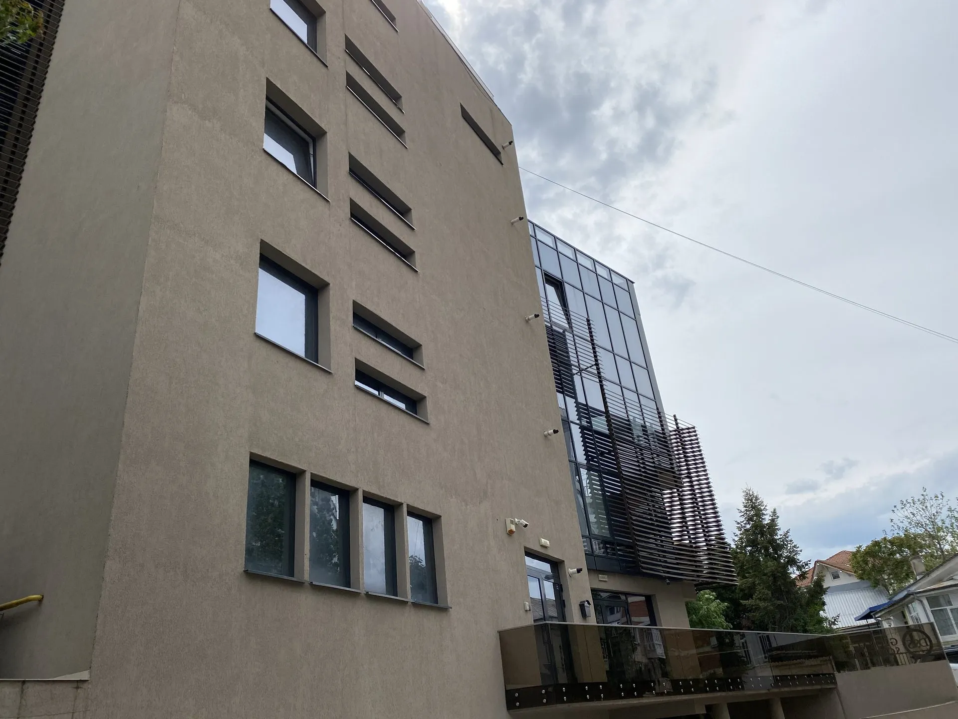 Fațada laterală a clădirii de birouri Săvinești 6 Office